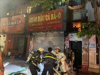 Kịp thời cứu 4 người trong đám cháy tại phố Hàng Vôi
