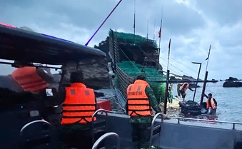 Kịp thời cứu 8 ngư dân gặp nạn trên biển Cô Tô