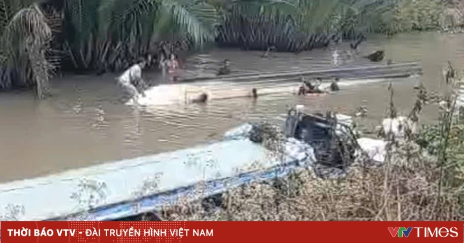 Kịp thời cứu hộ 10 du khách trong vụ lật phương tiện thủy Kịp thời cứu hộ 10 du khách trong vụ lật phương tiện thủy