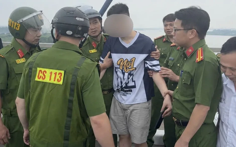 Kịp thời cứu nam thanh niên có ý định tự tử trên cầu Nhật Tân Kịp thời cứu nam thanh niên có ý định tự tử trên cầu Nhật Tân