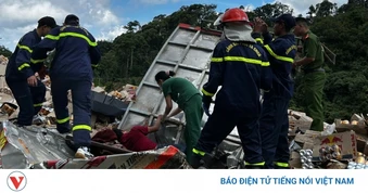Kịp thời cứu nạn nhân bị kẹt trong xe tải biến dạng trên Quốc lộ 24
