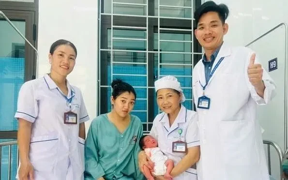 Kịp thời cứu sống sản phụ bị băng huyết khi sinh con trên xe khách Kịp thời cứu sống sản phụ bị băng huyết khi sinh con trên xe khách