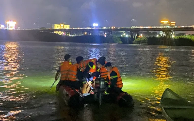 Kịp thời cứu sống thanh niên nhảy cầu trong đêm Kịp thời cứu sống thanh niên nhảy cầu trong đêm