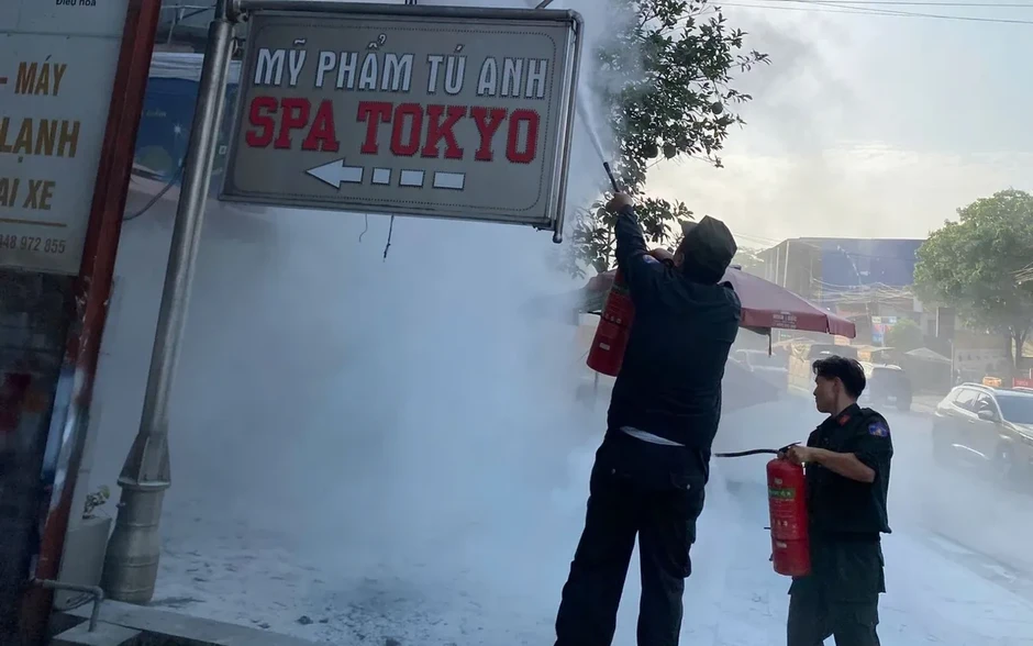 Kịp thời dập cháy đường dây điện, ngăn hiểm họa giữa khu dân cư Kịp thời dập cháy đường dây điện, ngăn hiểm họa giữa khu dân cư