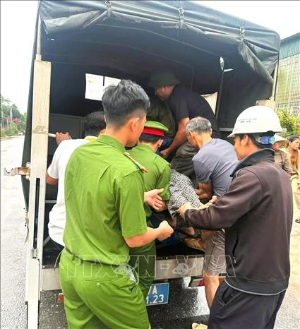 Kịp thời đưa đi cấp cứu một phụ nữ bị tai nạn trên đường đồi núi trời mưa Kịp thời đưa đi cấp cứu một phụ nữ bị tai nạn trên đường đồi núi trời mưa