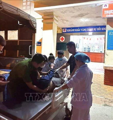 Kịp thời đưa đi cấp cứu một phụ nữ bị tai nạn trên đường đồi núi trời mưa Kịp thời đưa đi cấp cứu một phụ nữ bị tai nạn trên đường đồi núi trời mưa