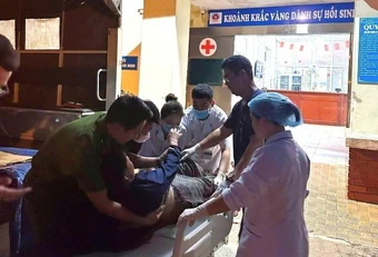 Kịp thời đưa đi cấp cứu một phụ nữ bị tai nạn trên đường đồi núi trời mưa