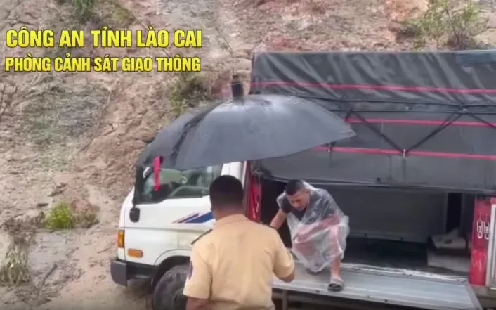 Kịp thời đưa hai tài xế rời khỏi khu vực có nguy cơ sạt lở, bảo đảm an toàn tính mạng Kịp thời đưa hai tài xế rời khỏi khu vực có nguy cơ sạt lở, bảo đảm an toàn tính mạng