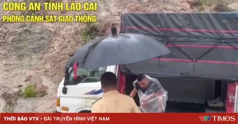 Kịp thời đưa hai tài xế rời khỏi khu vực có nguy cơ sạt lở, bảo đảm an toàn tính mạng