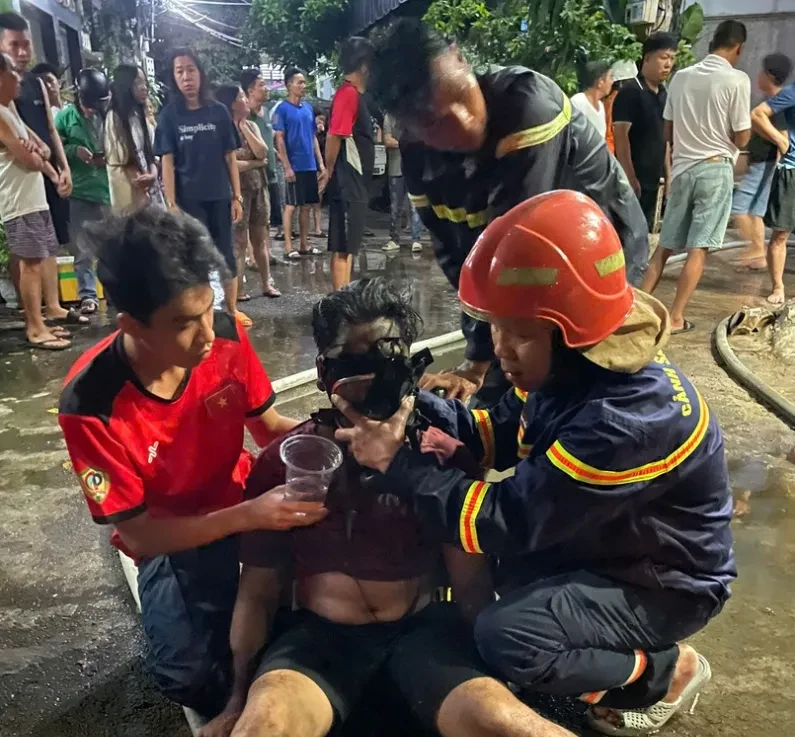 Kịp thời giải cứu 2 cháu bé mắc kẹt trong đám cháy lớn Kịp thời giải cứu 2 cháu bé mắc kẹt trong đám cháy lớn