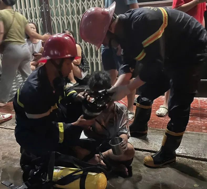 Kịp thời giải cứu 2 cháu bé mắc kẹt trong đám cháy lớn Kịp thời giải cứu 2 cháu bé mắc kẹt trong đám cháy lớn
