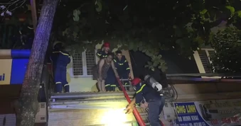 Kịp thời giải cứu 3 người mắc kẹt trong ngôi nhà đang cháy