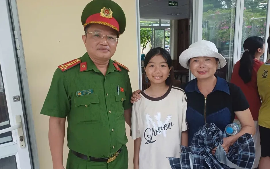Kịp thời hỗ trợ gia đình tìm con đi lạc khi tham quan Lăng Bác Kịp thời hỗ trợ gia đình tìm con đi lạc khi tham quan Lăng Bác