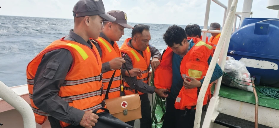 Kịp thời hỗ trợ ngư dân bị tai nạn lao động trên biển về đảo Phú Quý điều trị Kịp thời hỗ trợ ngư dân bị tai nạn lao động trên biển về đảo Phú Quý điều trị
