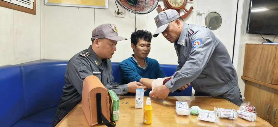 Kịp thời hỗ trợ ngư dân bị tai nạn lao động trên biển về đảo Phú Quý điều trị Kịp thời hỗ trợ ngư dân bị tai nạn lao động trên biển về đảo Phú Quý điều trị