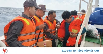 Kịp thời hỗ trợ ngư dân bị tai nạn lao động trên biển về đảo Phú Quý điều trị