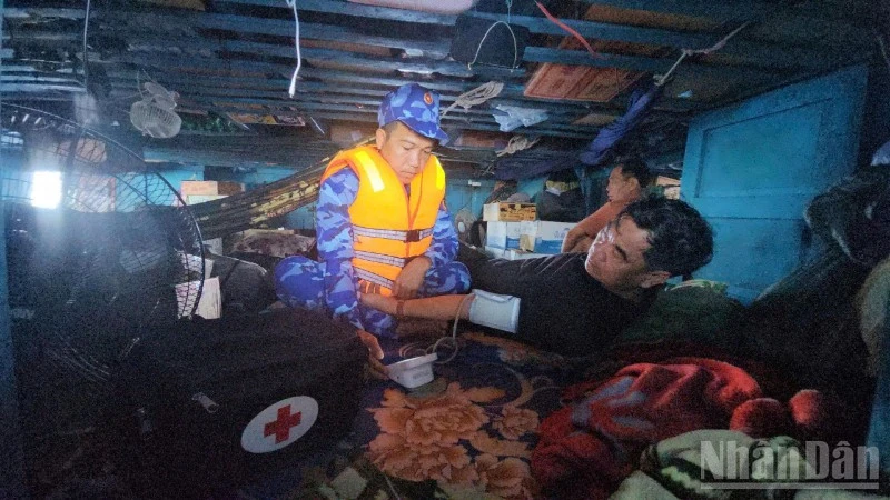Kịp thời hỗ trợ tàu cá gặp nạn cùng 57 ngư dân trên vùng biển Trường Sa Kịp thời hỗ trợ tàu cá gặp nạn cùng 57 ngư dân trên vùng biển Trường Sa