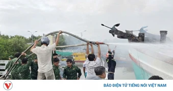 Kịp thời khống chế vụ cháy tàu cung cấp nhu yếu phẩm, hàng hóa tại TP.HCM