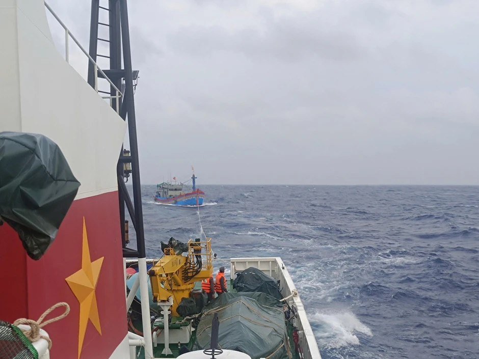 Kịp thời lai dắt tàu cá hỏng máy cùng 9 ngư dân vào nơi an toàn ở Trường Sa Kịp thời lai dắt tàu cá hỏng máy cùng 9 ngư dân vào nơi an toàn ở Trường Sa