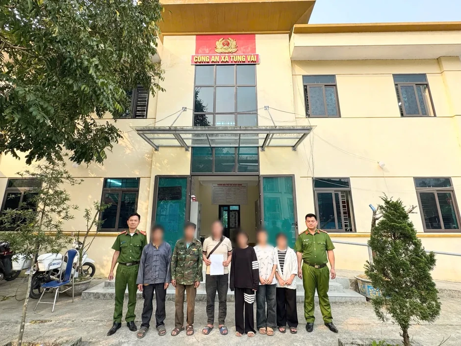 Kịp thời ngăn chặn 4 nữ sinh lớp 8 đi tìm "việc nhẹ lương cao" Kịp thời ngăn chặn 4 nữ sinh lớp 8 đi tìm "việc nhẹ lương cao"