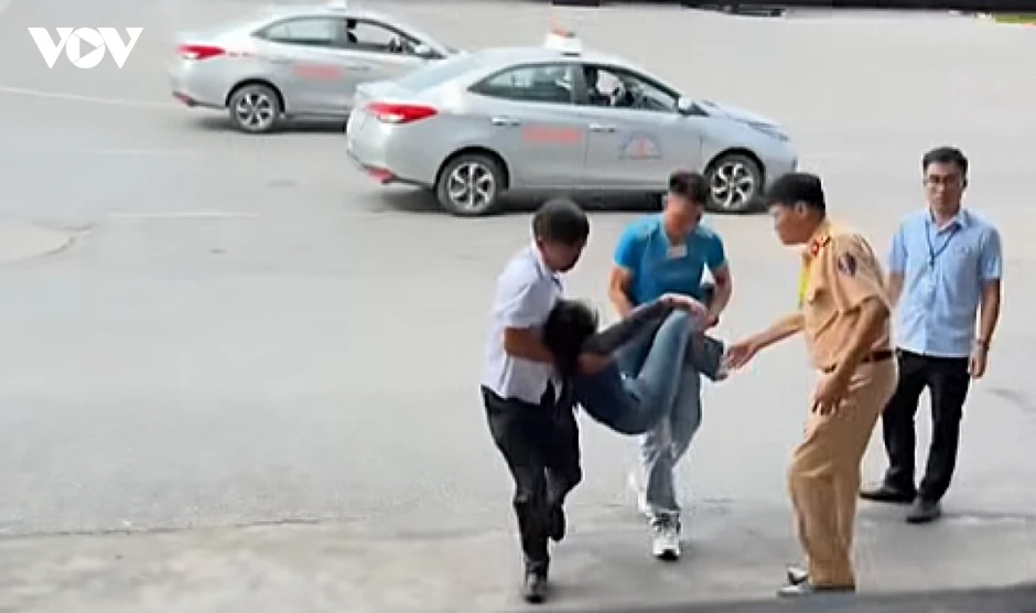 Kịp thời sơ cứu học viên bị ngất sau phần thi lái xe trong hình ở Nghệ An Kịp thời sơ cứu học viên bị ngất sau phần thi lái xe trong hình ở Nghệ An