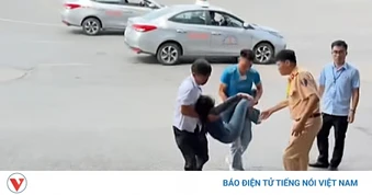 Kịp thời sơ cứu học viên bị ngất sau phần thi lái xe trong hình ở Nghệ An