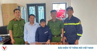 Kịp thời tháo giúp nhiều vòng kim loại bị mắc kẹt trên tay một học sinh