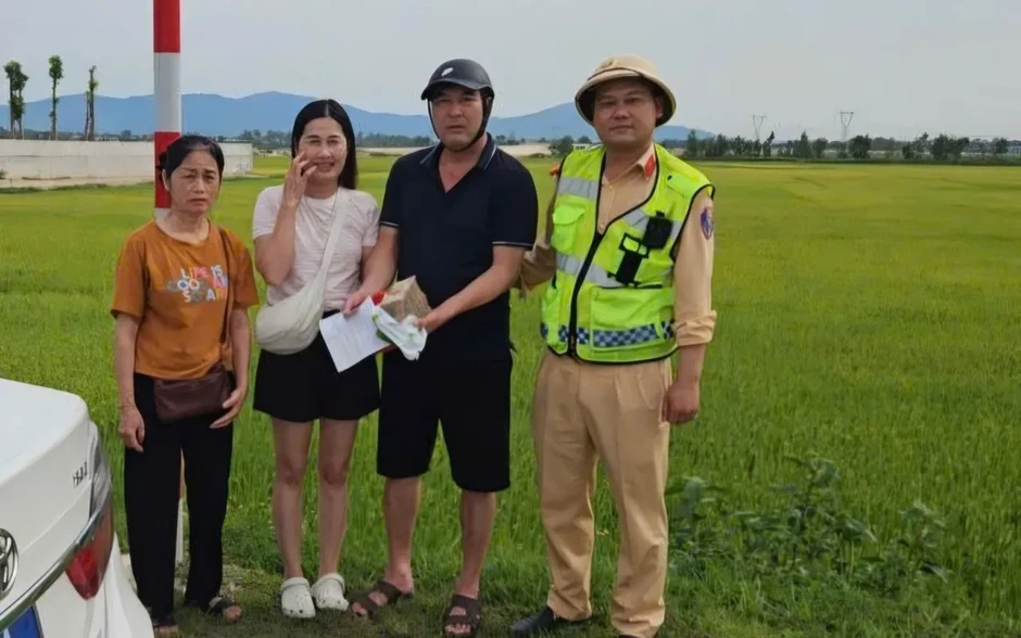 Kịp thời trao trả túi tiền 200 triệu đồng cho người đánh rơi Kịp thời trao trả túi tiền 200 triệu đồng cho người đánh rơi