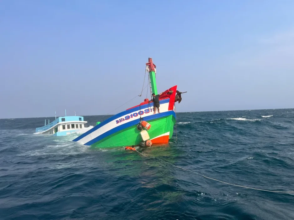 Kịp thời ứng cứu 2 thuyền viên tàu cá bị chìm trên biển Kịp thời ứng cứu 2 thuyền viên tàu cá bị chìm trên biển