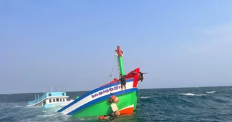 Kịp thời ứng cứu 2 thuyền viên tàu cá bị chìm trên biển
