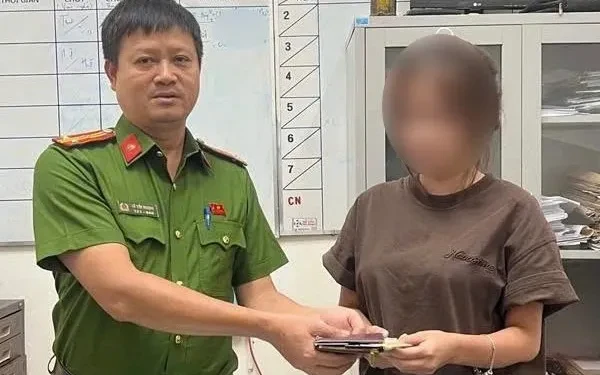 Kịp thời xác minh, trao trả tài sản cho người dân đánh rơi Kịp thời xác minh, trao trả tài sản cho người dân đánh rơi
