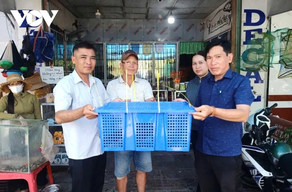 Kỳ đà hoa quý hiếm bò vào phòng ngủ, người dân bắt giao nộp Kỳ đà hoa quý hiếm bò vào phòng ngủ, người dân bắt giao nộp