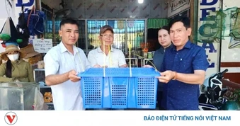 Kỳ đà hoa quý hiếm bò vào phòng ngủ, người dân bắt giao nộp