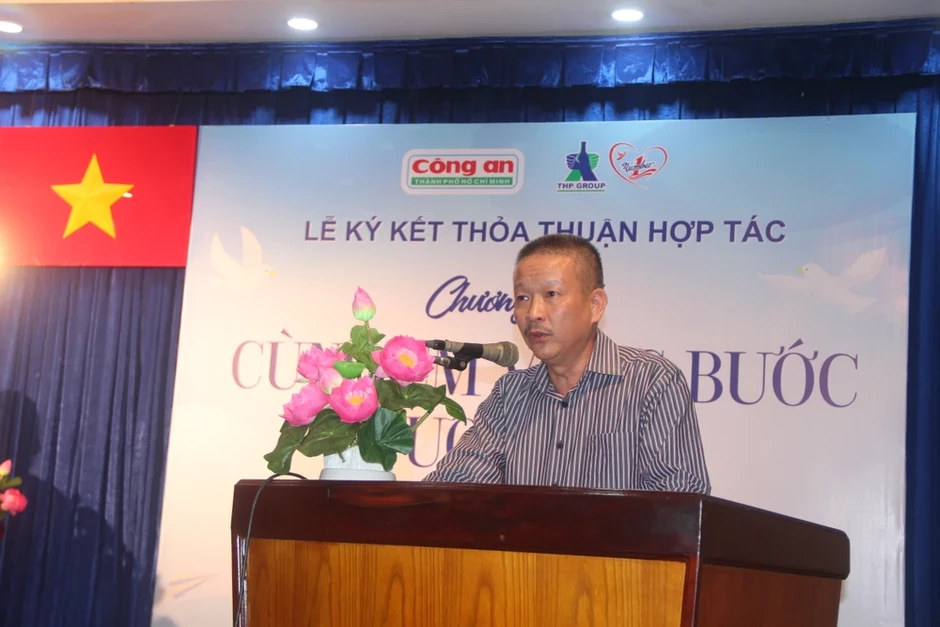 Ký kết chương trình 'Cùng em vững bước tương lai': Chung tay chăm lo hậu phương chiến sĩ Ký kết chương trình 'Cùng em vững bước tương lai': Chung tay chăm lo hậu phương chiến sĩ