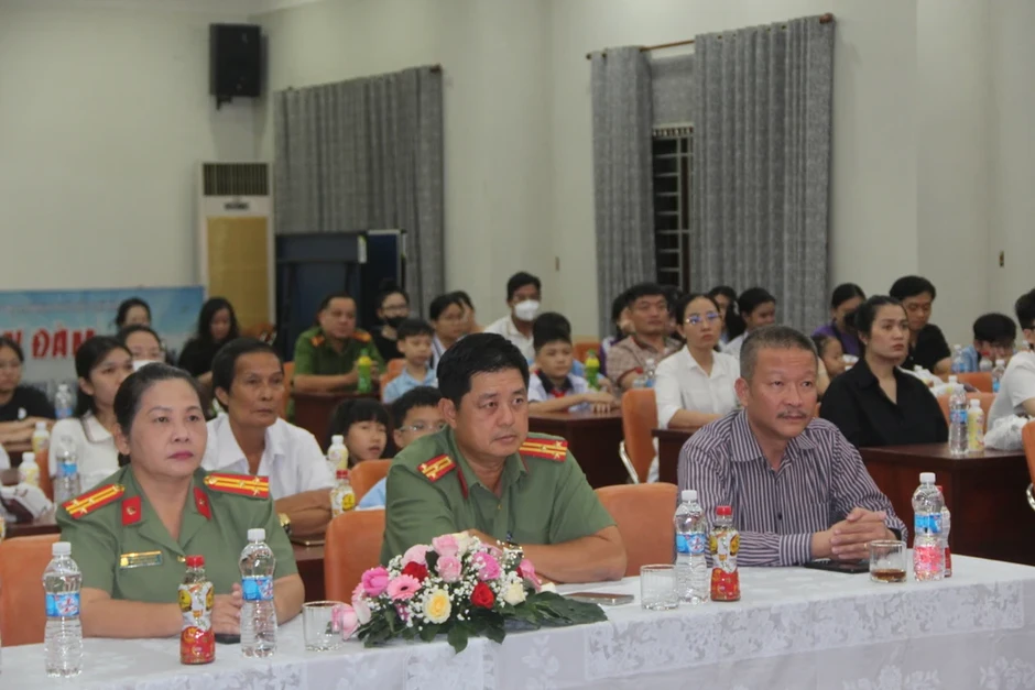 Ký kết chương trình 'Cùng em vững bước tương lai': Chung tay chăm lo hậu phương chiến sĩ Ký kết chương trình 'Cùng em vững bước tương lai': Chung tay chăm lo hậu phương chiến sĩ