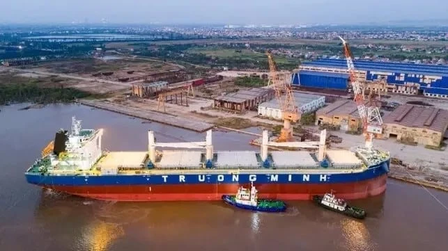 Kỳ tích hạ thuỷ con tàu 65.000 tấn, dài 200m, 5 hầm hàng do chính người Việt Nam thực hiện: Báo quốc tế khen ngợi, ngành đóng tàu nước ta lọt Top 4 thế giới Kỳ tích hạ thuỷ con tàu 65.000 tấn, dài 200m, 5 hầm hàng do chính người Việt Nam thực hiện: Báo quốc tế khen ngợi, ngành đóng tàu nước ta lọt Top 4 thế giới