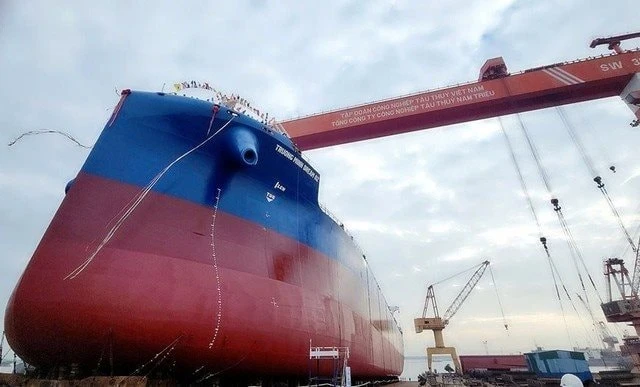 Kỳ tích hạ thuỷ con tàu 65.000 tấn, dài 200m, 5 hầm hàng do chính người Việt Nam thực hiện: Báo quốc tế khen ngợi, ngành đóng tàu nước ta lọt Top 4 thế giới Kỳ tích hạ thuỷ con tàu 65.000 tấn, dài 200m, 5 hầm hàng do chính người Việt Nam thực hiện: Báo quốc tế khen ngợi, ngành đóng tàu nước ta lọt Top 4 thế giới