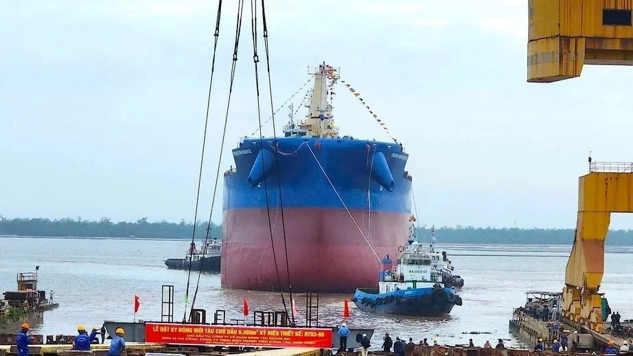 Kỳ tích hạ thuỷ con tàu 65.000 tấn, dài 200m, 5 hầm hàng do chính người Việt Nam thực hiện: Báo quốc tế khen ngợi, ngành đóng tàu nước ta lọt Top 4 thế giới Kỳ tích hạ thuỷ con tàu 65.000 tấn, dài 200m, 5 hầm hàng do chính người Việt Nam thực hiện: Báo quốc tế khen ngợi, ngành đóng tàu nước ta lọt Top 4 thế giới