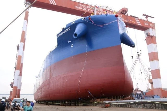 Kỳ tích hạ thuỷ con tàu 65.000 tấn, dài 200m, 5 hầm hàng do chính người Việt Nam thực hiện: Báo quốc tế khen ngợi, ngành đóng tàu nước ta lọt Top 4 thế giới Kỳ tích hạ thuỷ con tàu 65.000 tấn, dài 200m, 5 hầm hàng do chính người Việt Nam thực hiện: Báo quốc tế khen ngợi, ngành đóng tàu nước ta lọt Top 4 thế giới