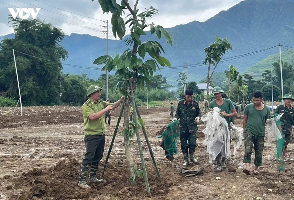 Lai Châu bàn giao 24 căn nhà tái định cư cho người dân vùng lũ Mường Than Lai Châu bàn giao 24 căn nhà tái định cư cho người dân vùng lũ Mường Than