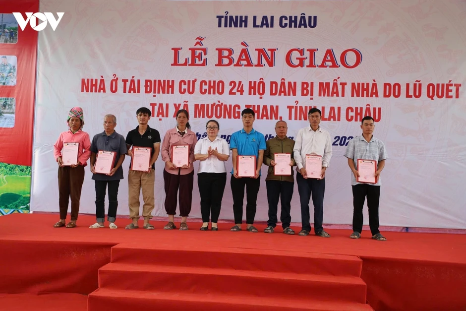 Lai Châu bàn giao 24 căn nhà tái định cư cho người dân vùng lũ Mường Than Lai Châu bàn giao 24 căn nhà tái định cư cho người dân vùng lũ Mường Than