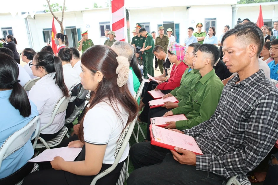 Lai Châu bàn giao 24 căn nhà tái định cư cho người dân vùng lũ Mường Than Lai Châu bàn giao 24 căn nhà tái định cư cho người dân vùng lũ Mường Than