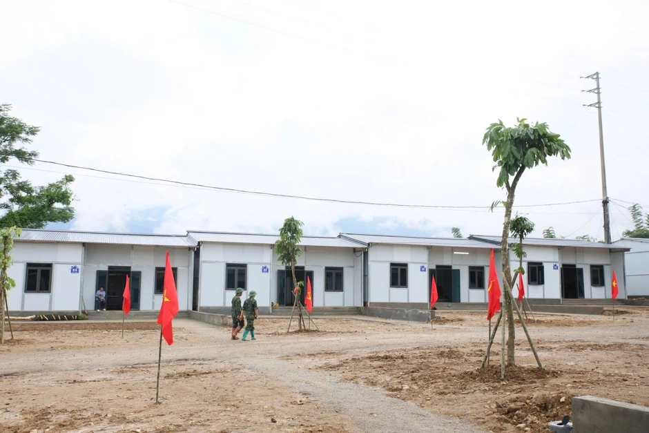 Lai Châu bàn giao 24 căn nhà tái định cư cho người dân vùng lũ Mường Than Lai Châu bàn giao 24 căn nhà tái định cư cho người dân vùng lũ Mường Than