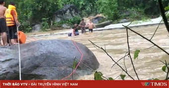 Lai Châu: Biên phòng cứu 3 người dân mắc kẹt giữa dòng lũ