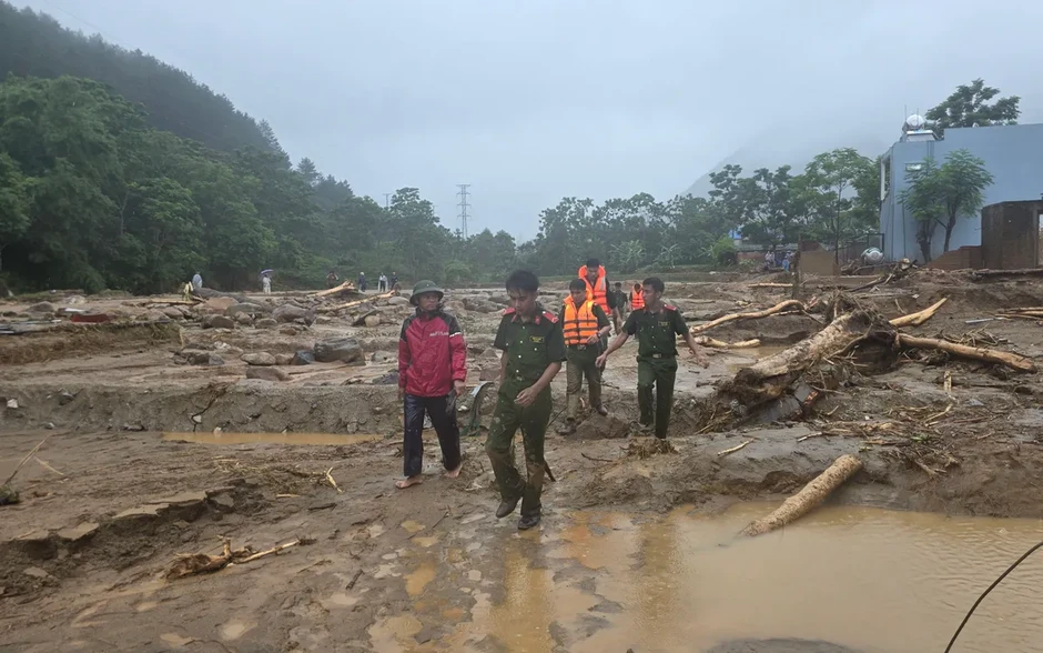 Lai Châu: Công an bám địa bàn, hỗ trợ người dân Mường Than sau lũ quét Lai Châu: Công an bám địa bàn, hỗ trợ người dân Mường Than sau lũ quét