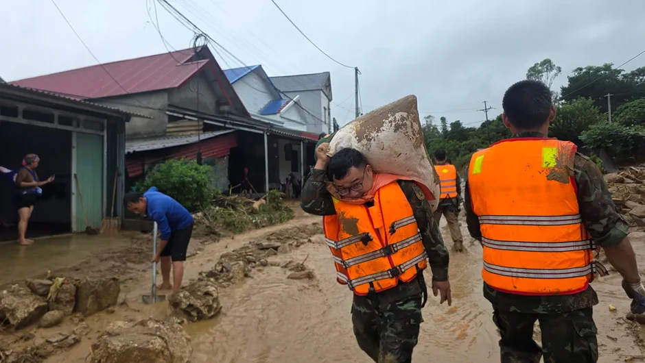 Lai Châu: Công an bám địa bàn, hỗ trợ người dân Mường Than sau lũ quét Lai Châu: Công an bám địa bàn, hỗ trợ người dân Mường Than sau lũ quét