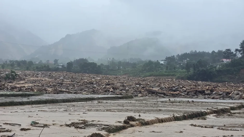 Lai Châu: Công an bám địa bàn, hỗ trợ người dân Mường Than sau lũ quét Lai Châu: Công an bám địa bàn, hỗ trợ người dân Mường Than sau lũ quét