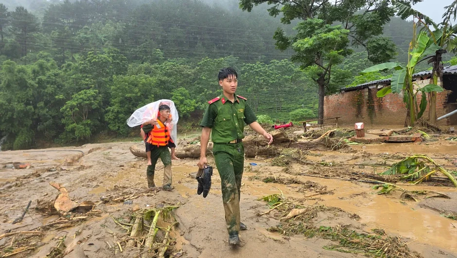 Lai Châu: Công an bám địa bàn, hỗ trợ người dân Mường Than sau lũ quét Lai Châu: Công an bám địa bàn, hỗ trợ người dân Mường Than sau lũ quét