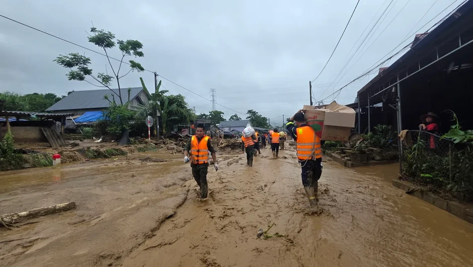 Lai Châu: Công an bám địa bàn, hỗ trợ người dân Mường Than sau lũ quét Lai Châu: Công an bám địa bàn, hỗ trợ người dân Mường Than sau lũ quét