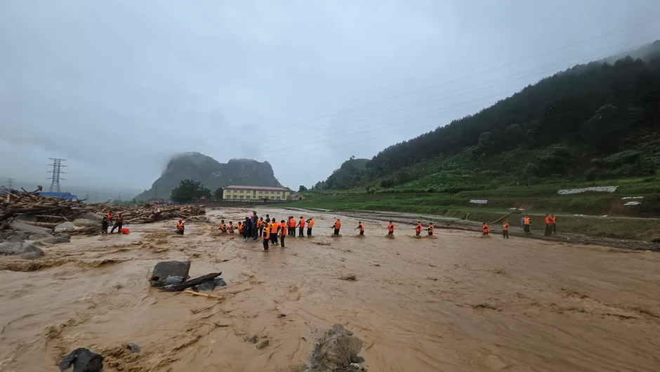 Lai Châu: Công an bám địa bàn, hỗ trợ người dân Mường Than sau lũ quét Lai Châu: Công an bám địa bàn, hỗ trợ người dân Mường Than sau lũ quét